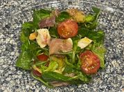 Una foto de ensalada con higos y jamón