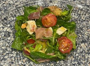 Una foto de Ensalada de brevas con jamón y queso de cabra