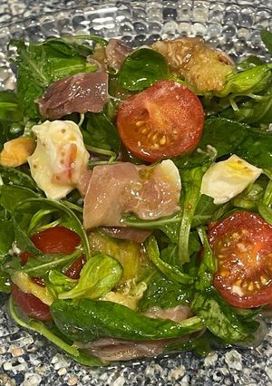 Una foto de Ensalada de brevas con jamón y queso de cabra