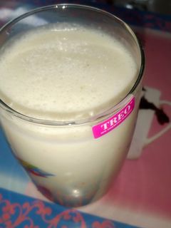 केला काजू मिल्क शेक (Kela kaju milk shake recipe in hindi) रेसिपी मुख्य फोटो