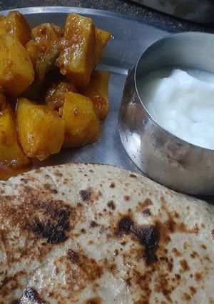 आलू शिमला मिर्च की सब्जी (aloo shimla mirch ki sabzi recipe in Hindi) रेसिपी मुख्य फोटो