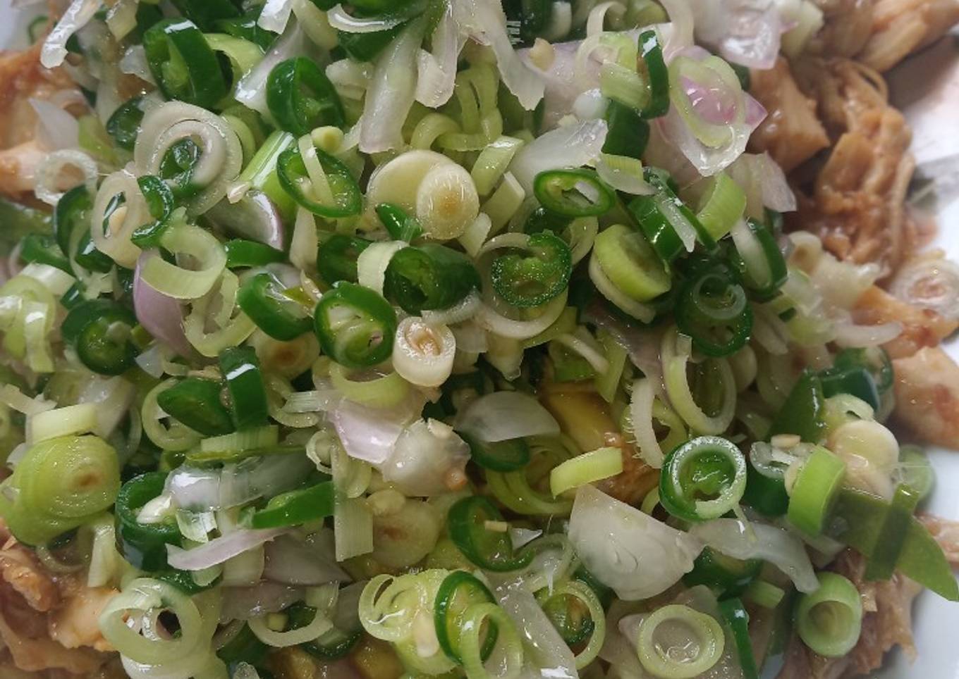 Ayam suwir dengan sambal matah di daburkopi