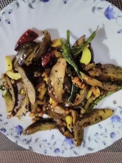 கத்திரிககாய் பூண்டு பொரியல்(Kathirikkaai poondu poriyal recipe in tamil) செய்முறை முக்கிய புகைப்படம்