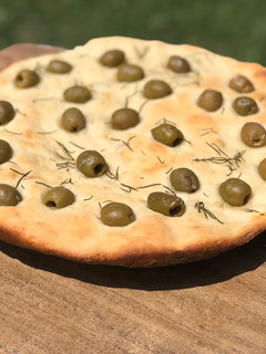 Una foto de Focaccia de aceitunas y romero