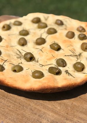 Una foto de Focaccia de aceitunas y romero