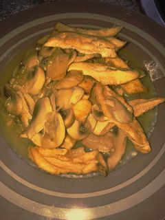 Una foto de Pollo con champiñones y salsa de naranja