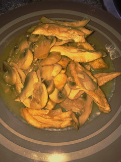 Una foto de Pollo con champiñones y salsa de naranja