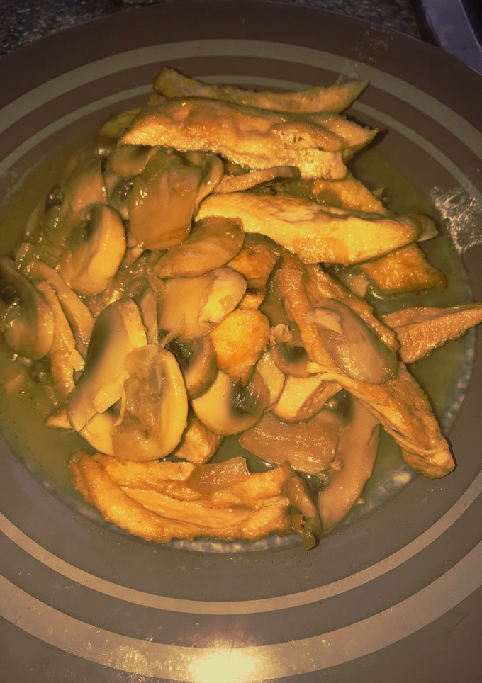 Una foto de Pollo con champiñones y salsa de naranja