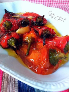 Una foto de Pimientos rojos confitados con ajos y estragón