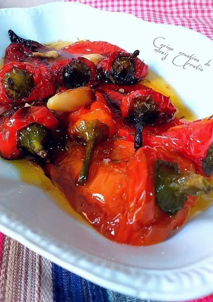 Una foto de Pimientos rojos confitados con ajos y estragón