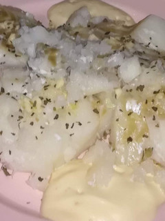 Una foto de Bacalao con cebolletas, ajo y perejil