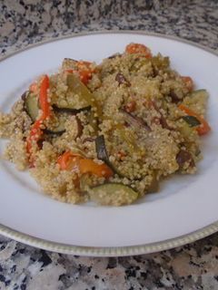 Una foto de Quinoa con verduras asadas