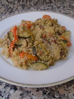 Una foto de Quinoa con verduras asadas