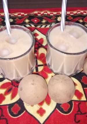 ચીકુ મિલ્ક શેક (Chikoo Milk Shake Recipe In Gujarati) રેસીપી મુખ્ય ફોટો