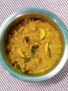 காரசாரமான சுரைக்காய் வேர்க்கடலை கூட்டு (Suraikkaai verkadalai koottu recipe in tamil) செய்முறை முக்கிய புகைப்படம்