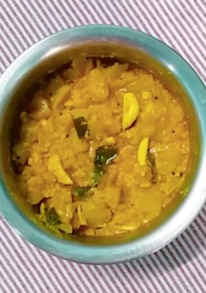 காரசாரமான சுரைக்காய் வேர்க்கடலை கூட்டு (Suraikkaai verkadalai koottu recipe in tamil) செய்முறை முக்கிய புகைப்படம்