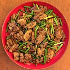 A picture of Salt fried pork with garlic stems.
