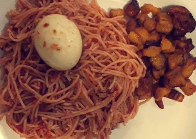 How to Prepare Homemade Spagetti with feied plantain and boiled egg
