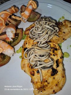 Una foto de Anguriñas y Pechuga de pollo con mix de mostazas