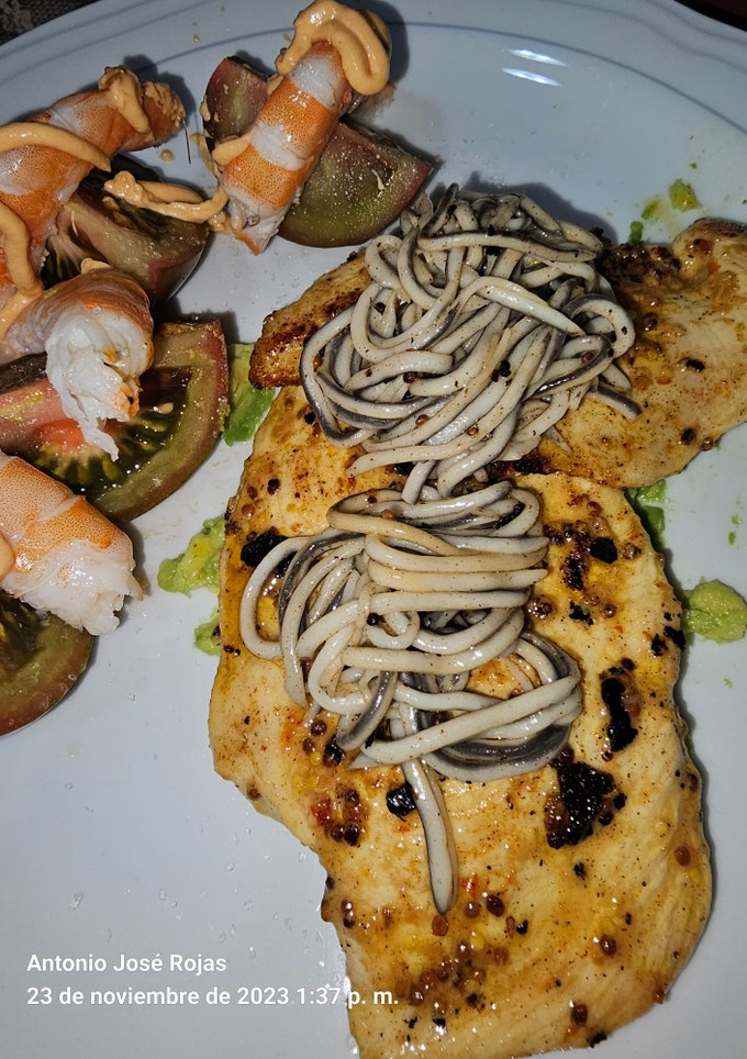Una foto de Anguriñas y Pechuga de pollo con mix de mostazas