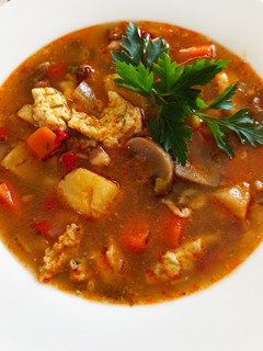 Gomba gulyásleves, petrezselymes, sajtos, tönkölybúza lisztes galuskával recept fotója