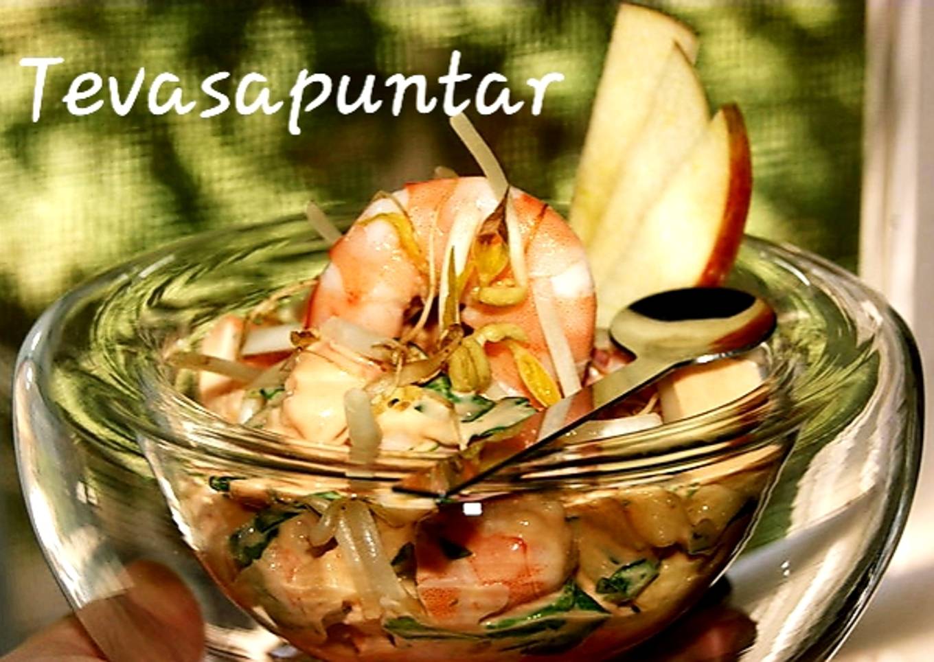 Cóctel de langostinos con piña y manzana