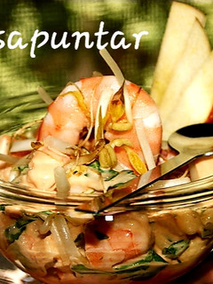 Una foto de Cóctel de langostinos con piña y manzana