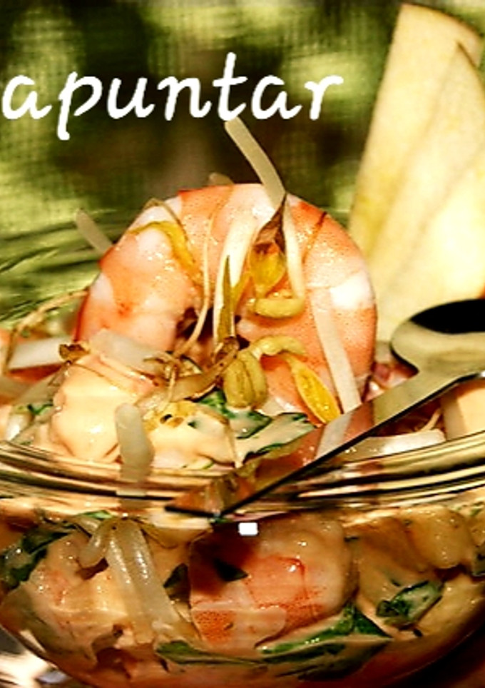 Una foto de Cóctel de langostinos con piña y manzana