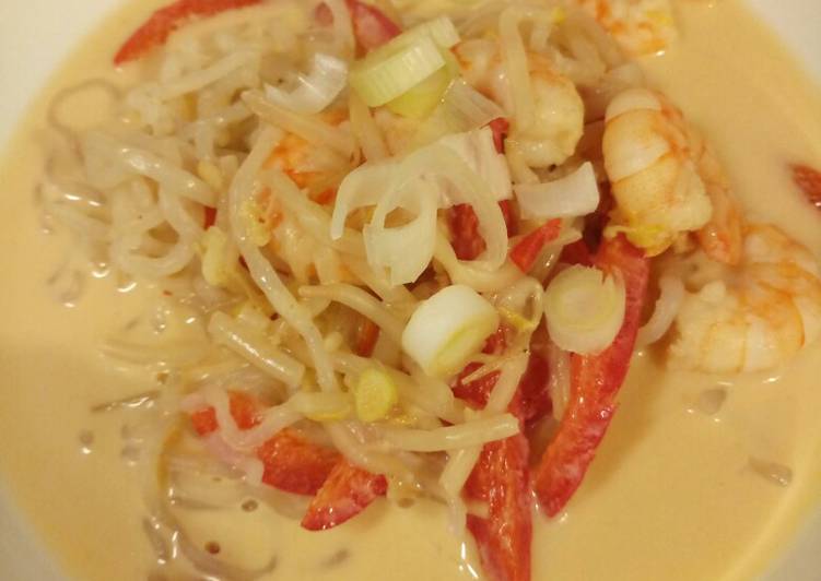 Thai prawn and noodle soup