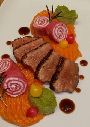 Kacsamell, sütőtök, zöldborsófelfújt, rozmaringos ricotta céklás palacsinta, gyöngyhagymák, juss recept fotója
