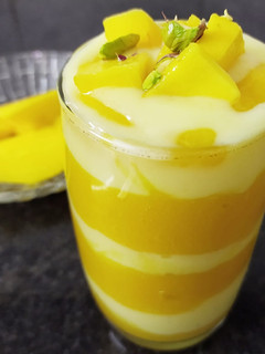 मैंगो कस्टर्ड पुडिंग (Mango custard pudding recipe in hindi) रेसिपी मुख्य फोटो