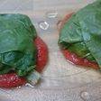 Paquetitos de acelgas con revuelto de pescado en cama de tomate