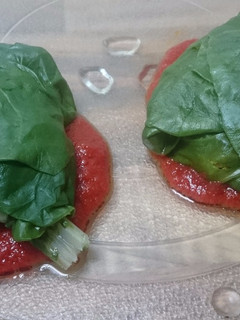 Foto principal de Paquetitos de acelgas con revuelto de pescado en cama de tomate
