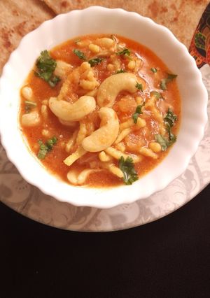 કાજુ ગાંઠિયા નું શાક (Kaju Ganthiya Shak Recipe In Gujarati) રેસીપી મુખ્ય ફોટો