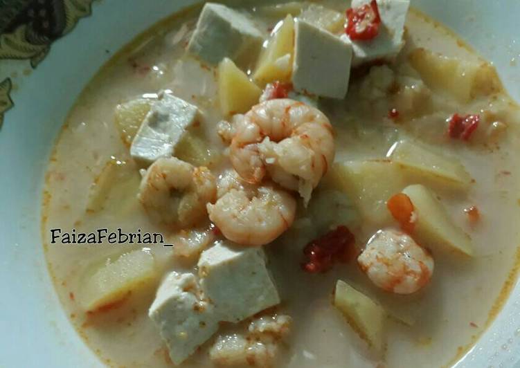 Langkah Mudah untuk Membuat Sayur tahu,kentang dan udang yang Enak Banget