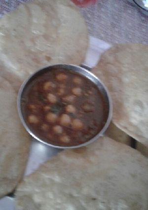सफेद चने और पूरी रेसिपी मुख्य फोटो