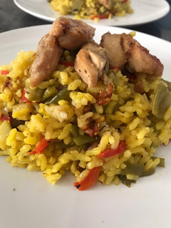 Una foto de Arroz seco de verduras (calabacín, berenjena 🍆 pimientos 🫑...y pollo al ajillo