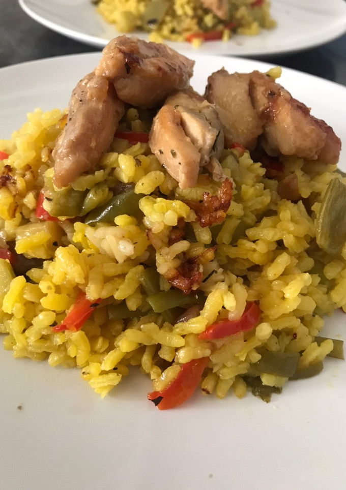 Una foto de Arroz seco de verduras (calabacín, berenjena 🍆 pimientos 🫑...y pollo al ajillo
