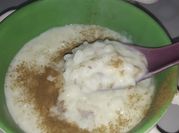 Una foto de arroz con leche agua