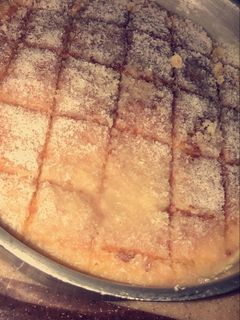 صورة لوصفة كيكة جوز الهند مع الصوص خفيفه ولذيذه جداً💕