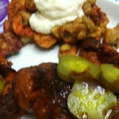 A picture of Hot Fried Chicken with Veggies.