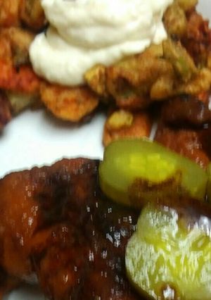 A picture of Hot Fried Chicken with Veggies.