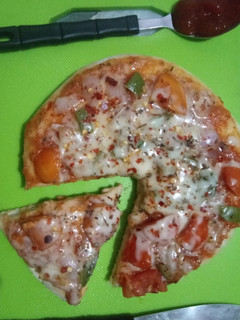પીઝા(pizza Recipe in Gujarati) રેસીપી મુખ્ય ફોટો