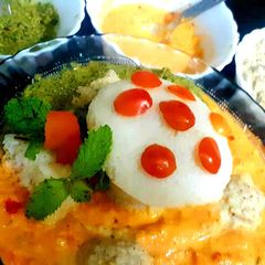 A picture of Idli with chutney.