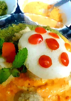A picture of Idli with chutney.