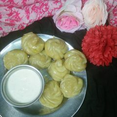 A picture of Paneer Momos with cream dip.