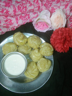 A picture of Paneer Momos with cream dip.