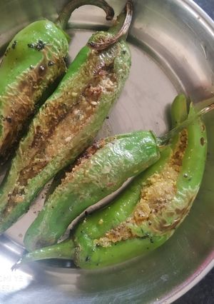 ભરેલાં મરચાં(Stuffed chilli recipe in Gujarati) રેસીપી મુખ્ય ફોટો