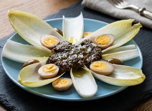 Una foto de Ensalada de Endivias con Caviar de Chía y Huevos en Escabeche
