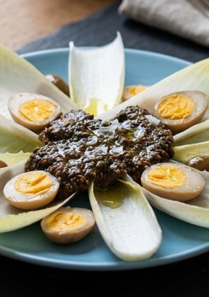 Foto principal de Ensalada de Endivias con Caviar de Chía y Huevos en Escabeche